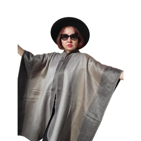 New Baby Alpaca wool unisex gray cape hand made in the Andes - Picture 4 of 5